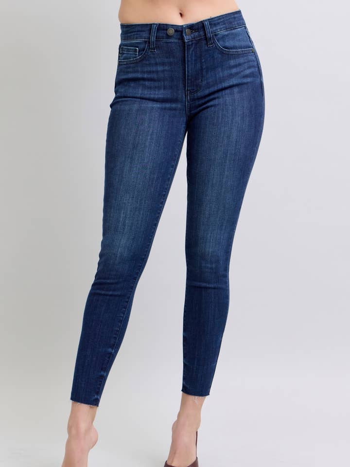 MR Skinny avec ourlet brut pour la vente par Judy Blue Jeans