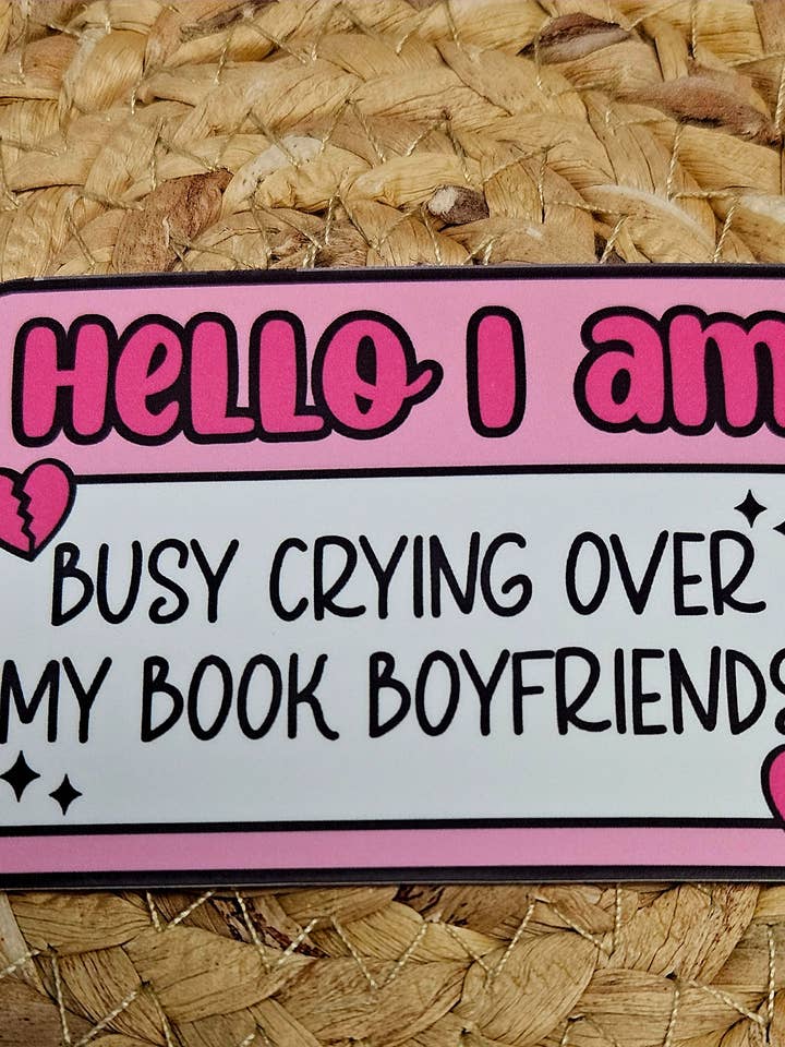 Hej, jeg er optaget af at græde over min bogkæreste-sticker. for engroshandel hos Bookmarks and Daydreams