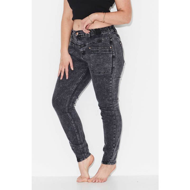 SHAKERS - Jeans affusolati con tasca a toppa - Grey Acid Wash per la vendita all'ingrosso da parte di 17 Sundays