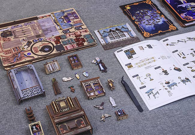 Hands Craft Intl - Vente Kit de bricolage - Kit DIY Coin livres : Salle commune NéBula avec housse anti-poussière3