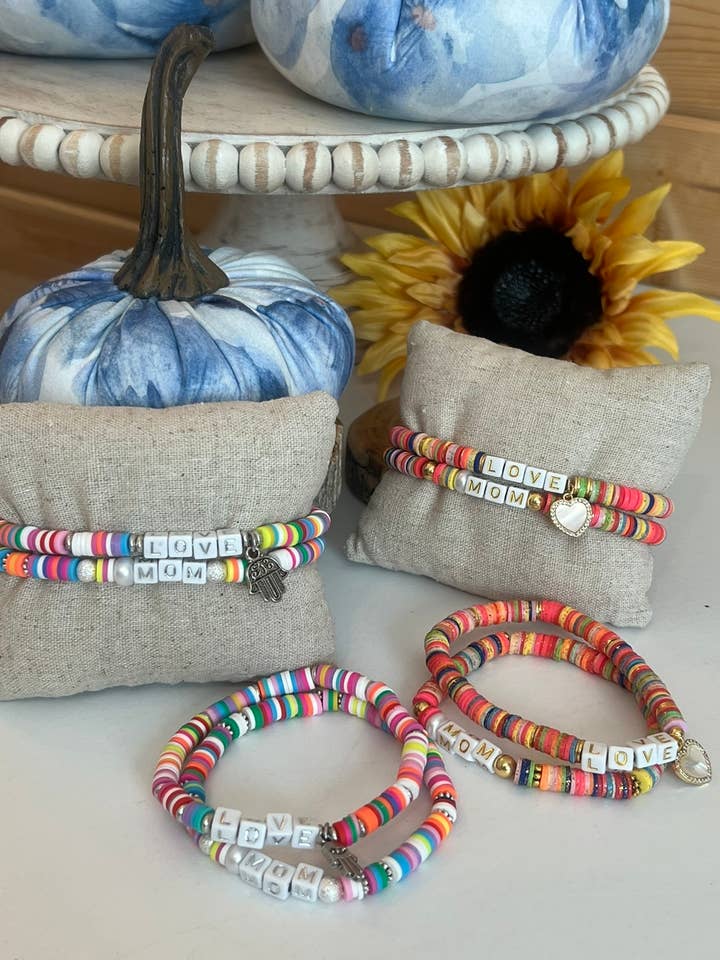 Pulseira Duo MOM LOVE Discos Artesanais de Argila Polimérica elástica por atacado de Leanne Bruce Co.