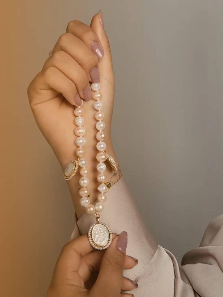 Colar de pérolas com madrepérola e medalhas da Virgem por atacado de PHOEBE´S