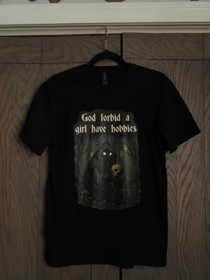 Dieu nous préserve qu'une fille ait des passe-temps T-shirt pour la vente par CDW Artistry