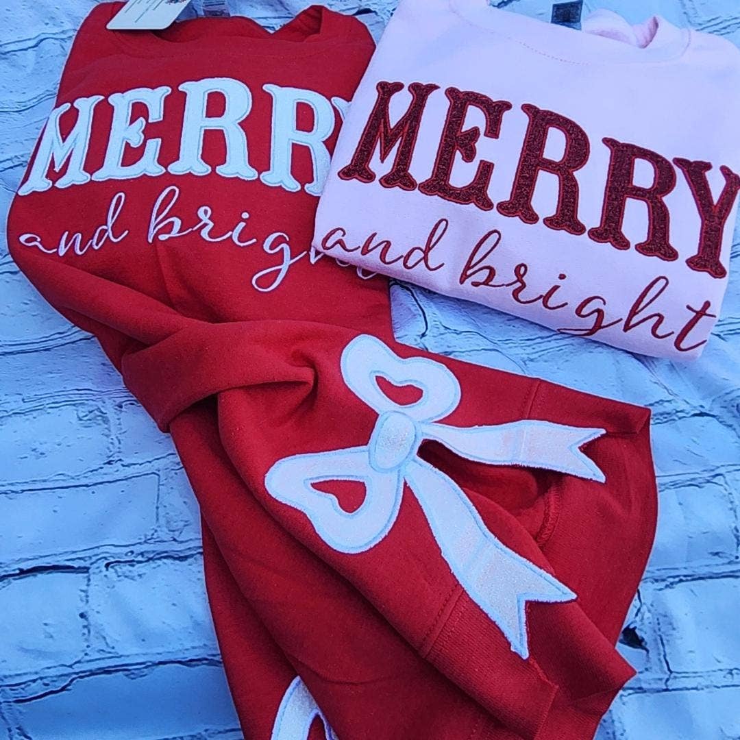 NVC Ecommerce LLC – Engroshandel Grafisk Sweatshirt - Dame – Merry & Bright julesløjfe, broderet sidebue sweatshirt 4