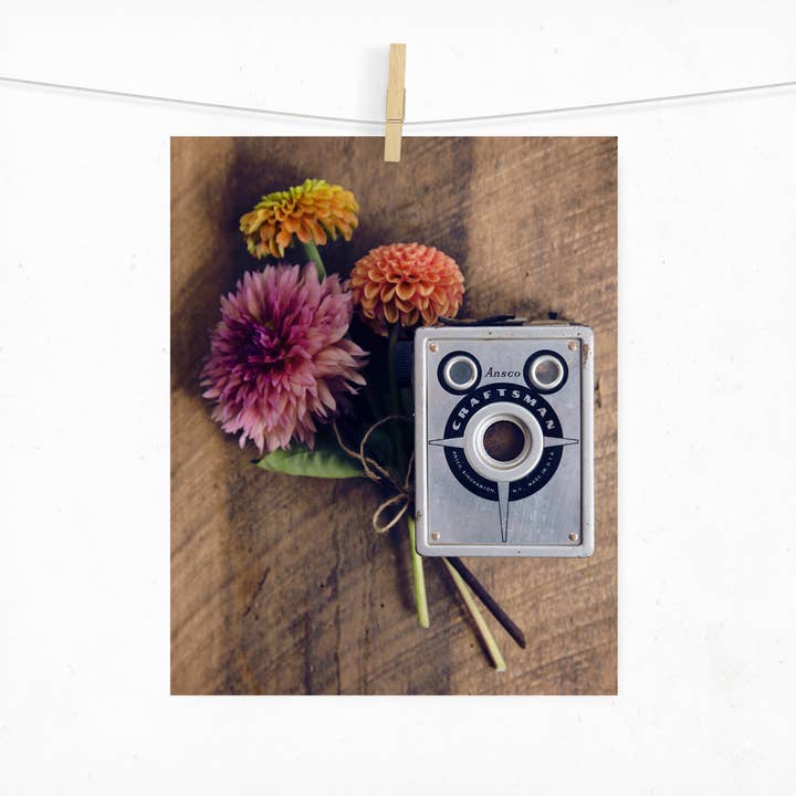 Appareil photo vintage et photographie de fleurs | 5x7 ou 8x10 pour la vente par Jillian Audrey Photography