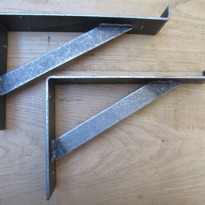 Paire de supports d'étagères à rebords de fenêtre en fer antique pour la vente par IronmongeryWorld