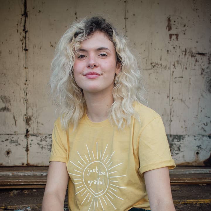 T-shirt en coton biologique ocre jaune Just Too Grateful pour la vente par Refresh Collective