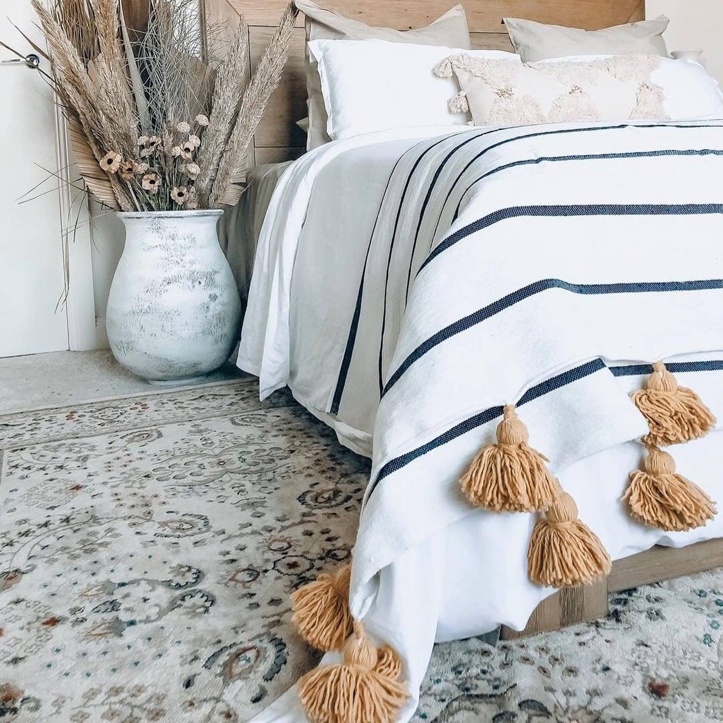 marrakeshop - Vente Plaids - Couverture marocaine blanche tissée main avec pompons moutarde et rayures noires5