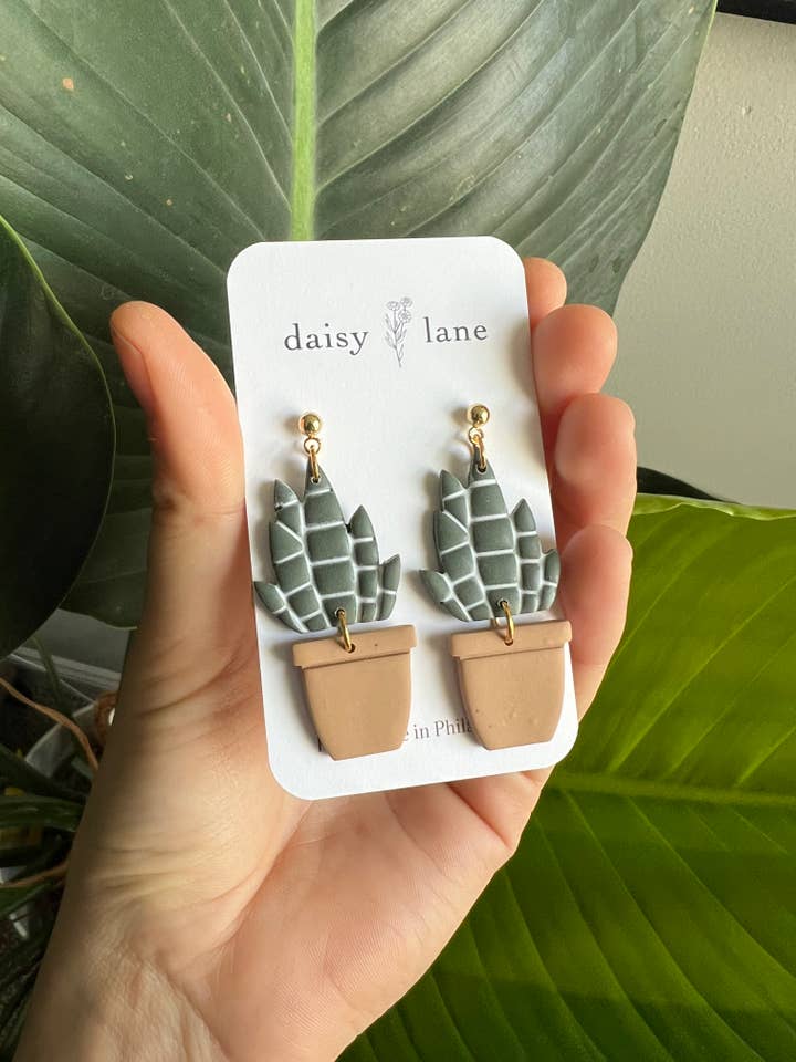 Pendentifs Snake Plant - Boucles d'oreilles Plant Mom (2 options) pour la vente par Daisy Lane Studio