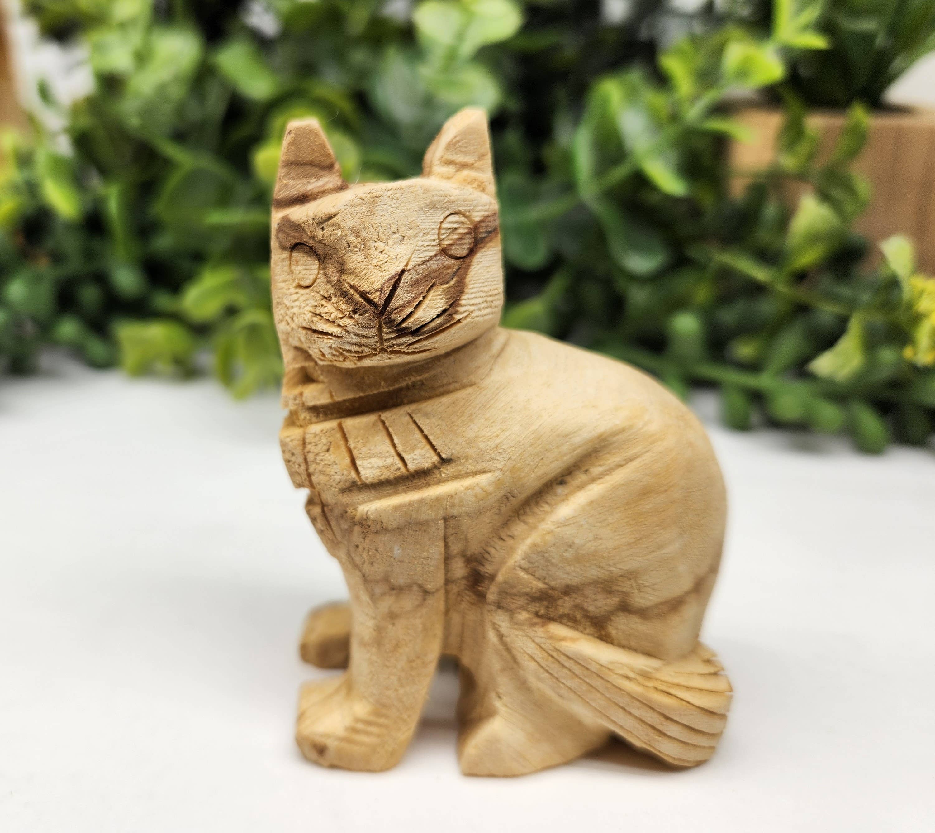 Meraki Gemstones – Engroshandel Pyntefigur – Håndskåret kat i Palo Santo træ, højde 8,3 cm, bredde 6,4 cm10