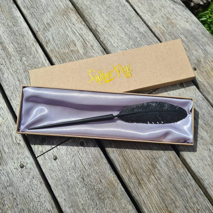 Feather Tribe – Engroshandel Hårnål – Ravnefjer Hårpind