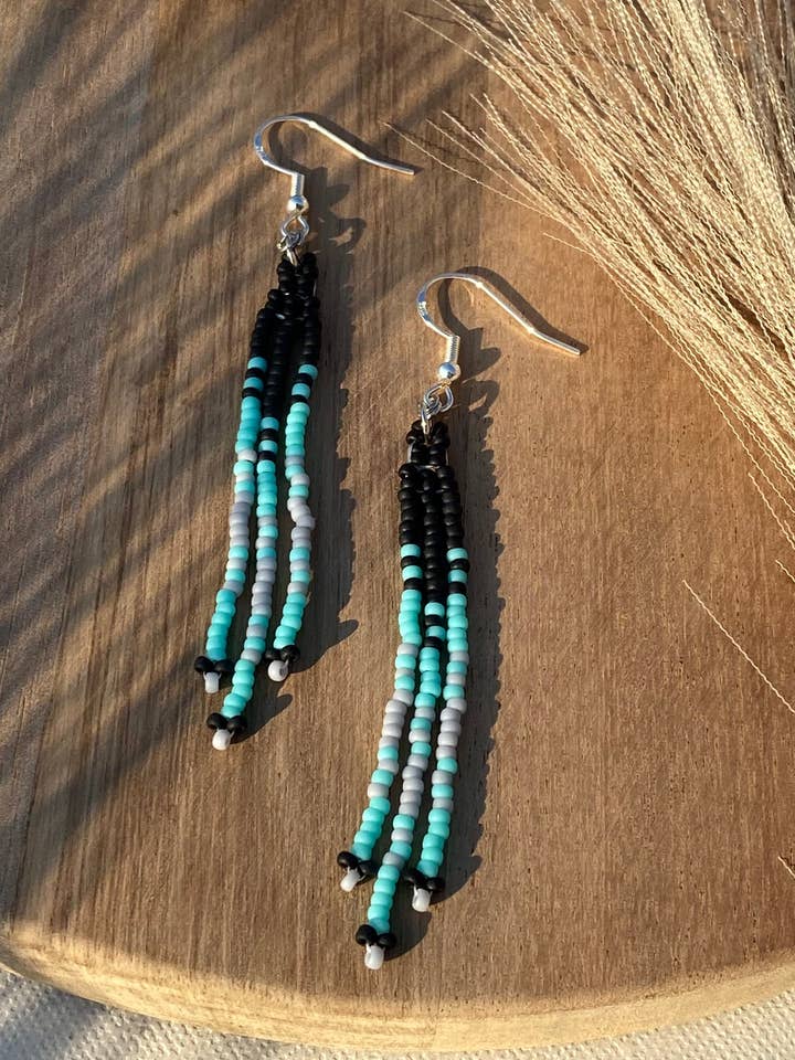 Brincos Delicados com Franjas e Missangas por atacado de Little Rogue Co