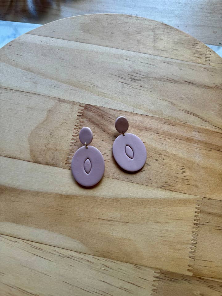 Lyserøde statement-øreringe | Øreringe af polymerler for engroshandel hos Watch Me Bloom