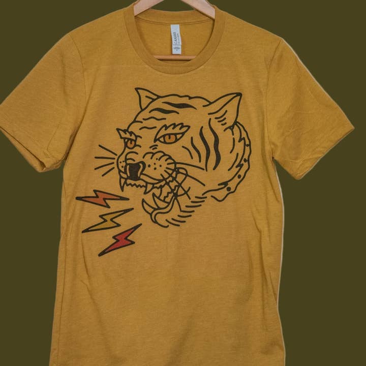 Prodotto negli USA | T-shirt Unisex | Prendili Tigre | Colori Multipli per la vendita all'ingrosso da parte di In Blue Handmade