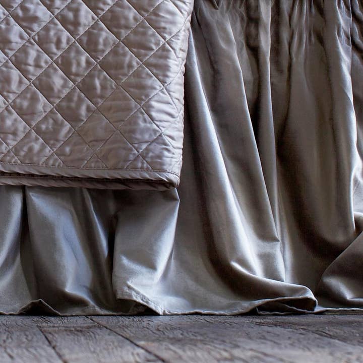 Gonna da letto Chloe arricciata in velluto Fawn 3/22X86 per la vendita all'ingrosso da parte di Lili Alessandra