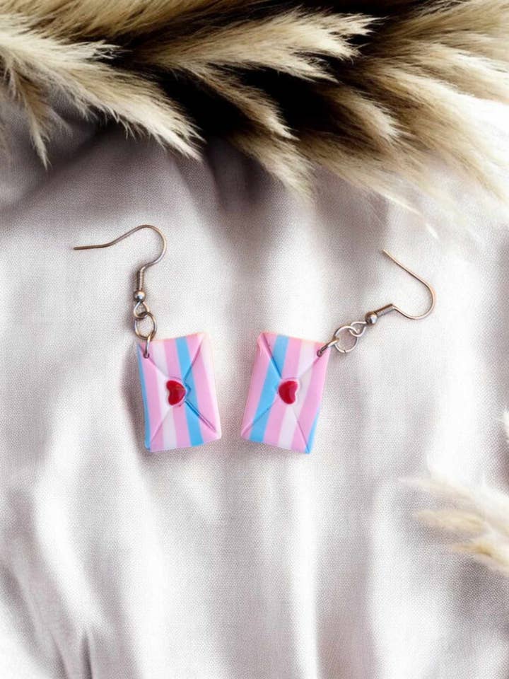 Petites boucles d'oreilles Trans Envelope pour la vente par AviayaDesign