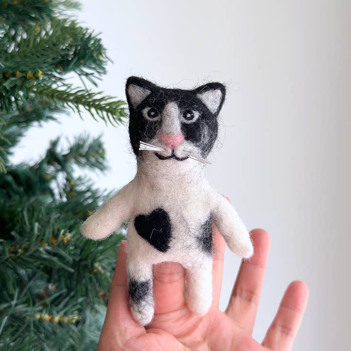 Marionnette à doigts en feutre - « Baby » The Tuxedo Cat 2 pour la vente par Ganapati