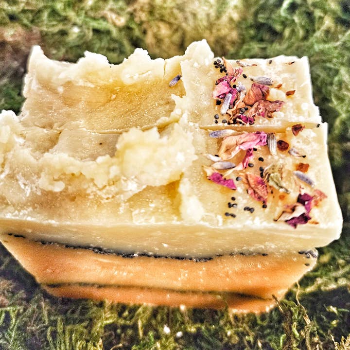 Barre de savon Aura ~ orange, lavande, arbre à thé, clou de girofle et baies de genièvre pour la vente par Heart of Gold Apothecary