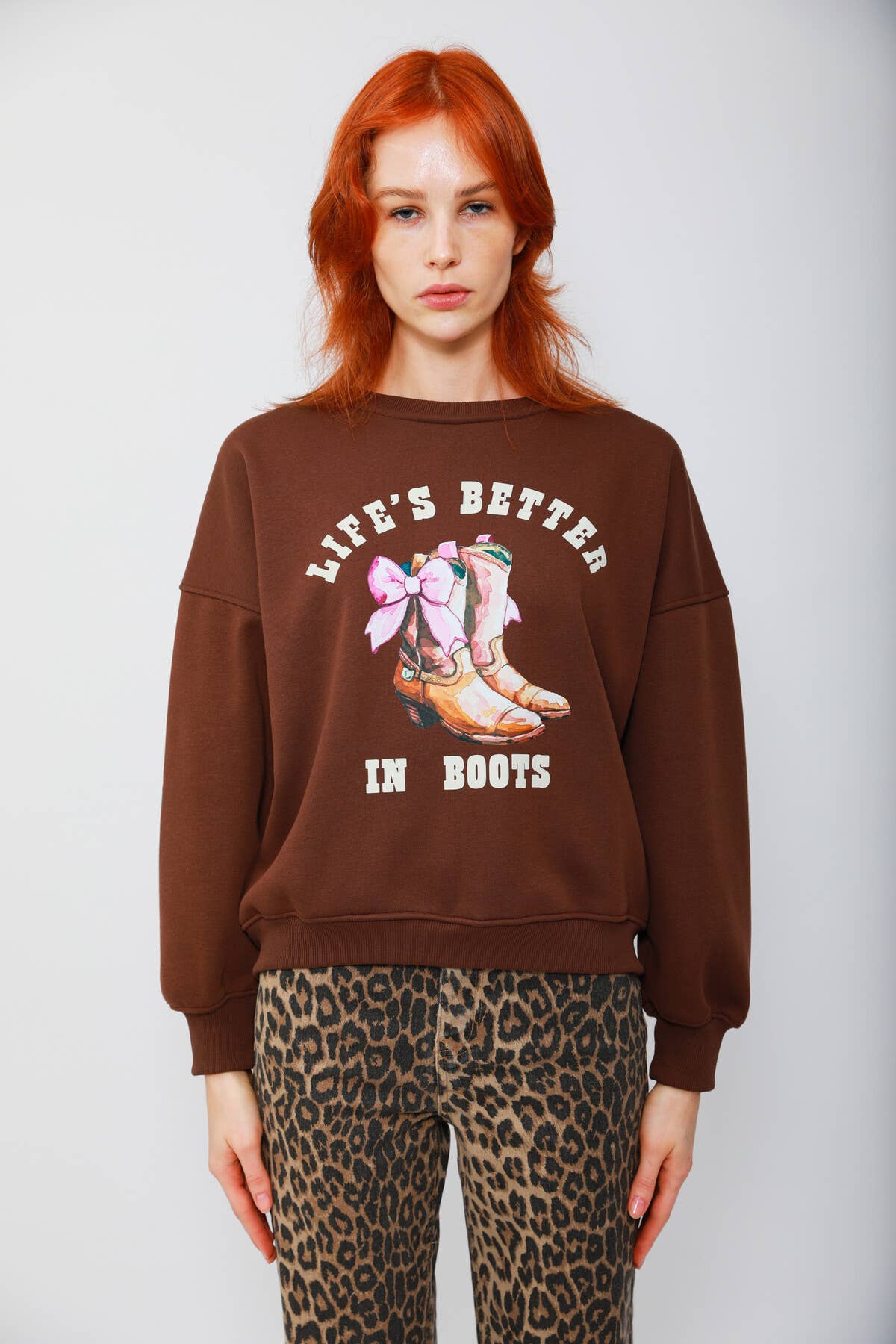 EASY MODE – wholesale Sweatshirt med tryck - Dam – Munkjacka med cowgirl-tryck - 11850