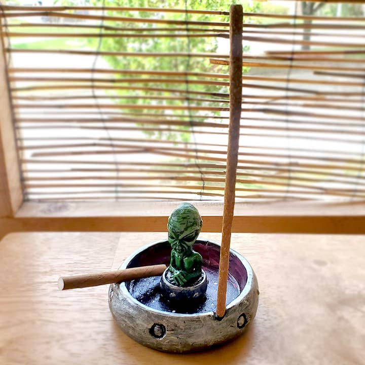 Pichincha - Wholesale Ashtray - Green Alien Flying Saucer Figurine Round Ash Tray8