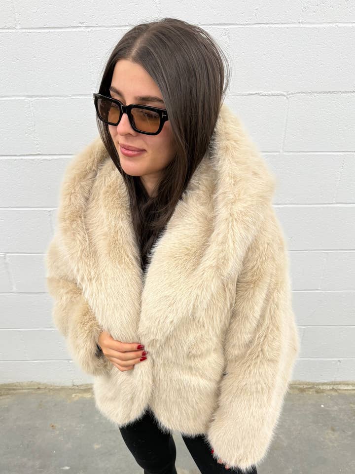 Kvinders hættetrøje i oversize med pels Faux Fur frakke hoodie for engroshandel hos VAV NEW YORK