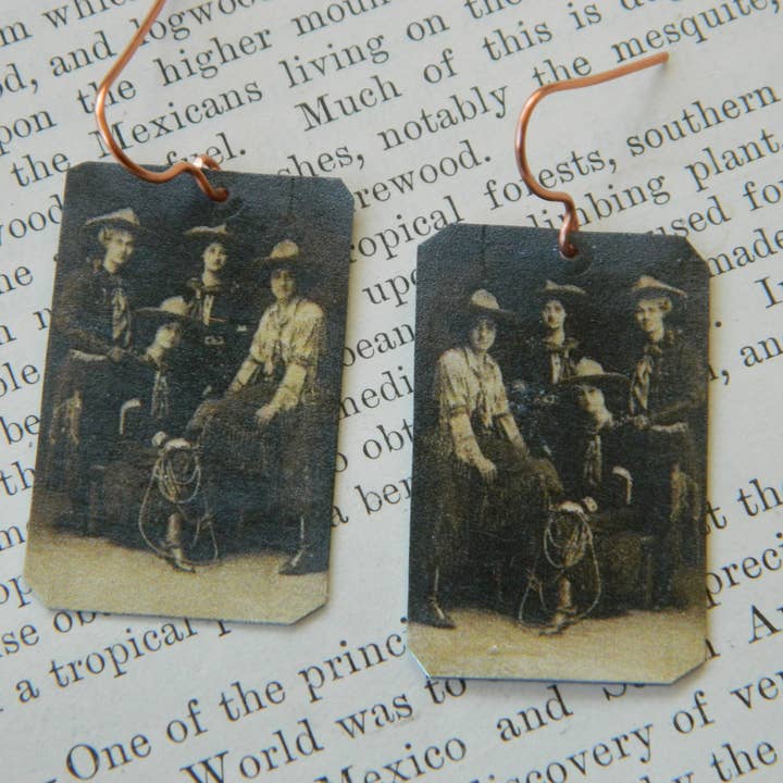 Boucles d'oreilles Cowgirls Quatre avec une corde pour la vente par Sarah Wood Studio