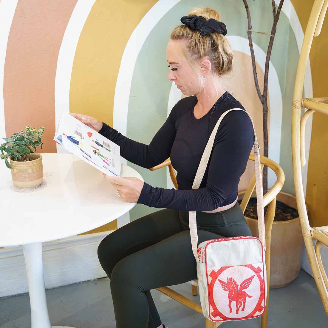 Malia Designs - Vente Sac à bandoulière – femme - Sac à bandoulière recyclé Pegasus - Joli sac de voyage4