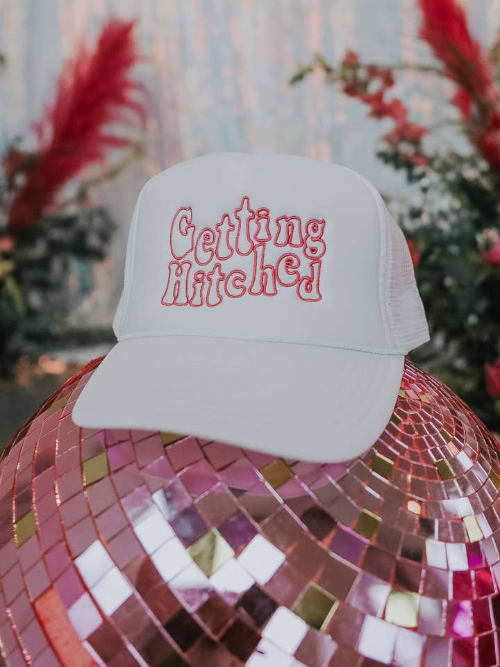 At få hitched Trucker Hat for engroshandel hos FRIDAY + SATURDAY