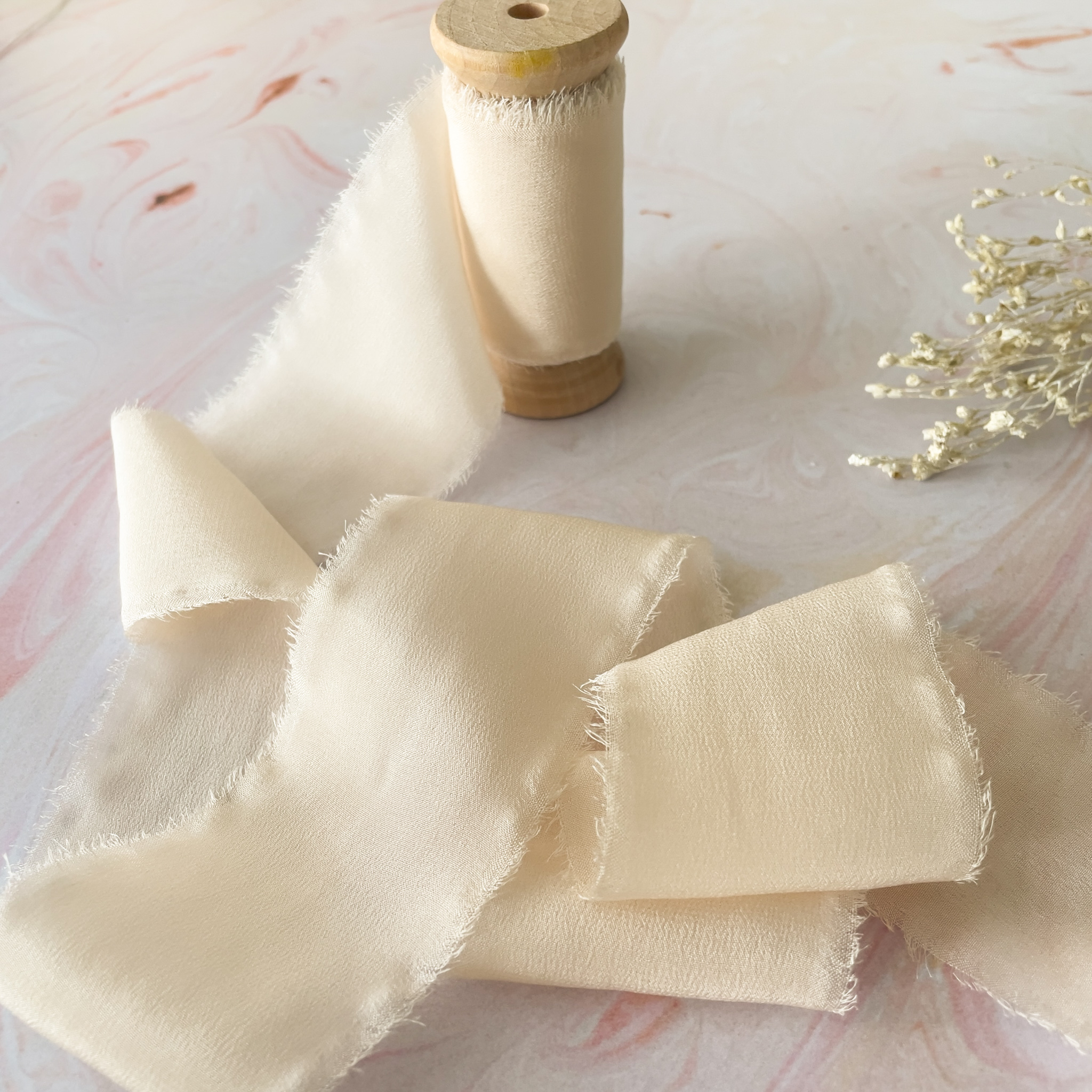 The Natural Paper Company – Engroshandel Bånd – Naturligt silkesbånd | Beige silke med rå kanter på træspole4