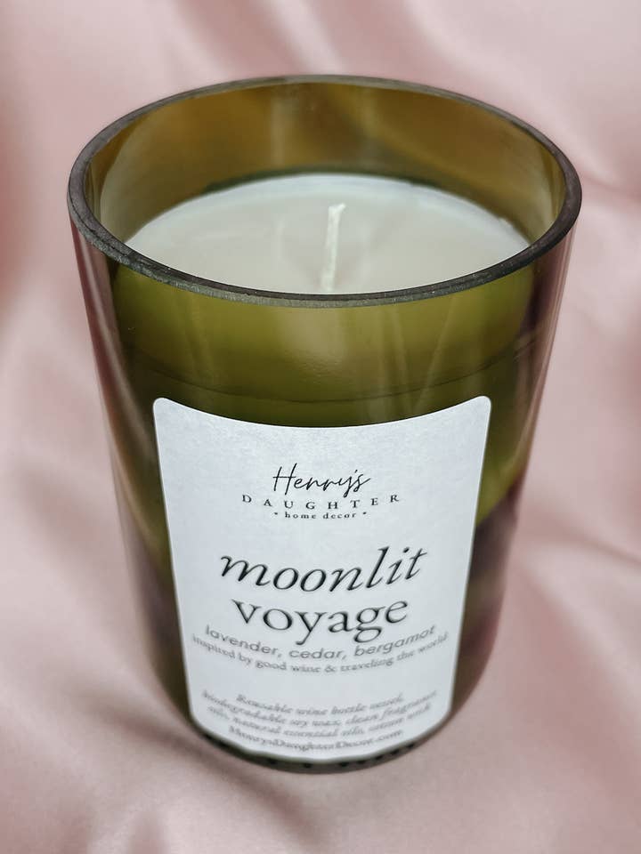 Moonlit Voyage vinflaske stearinlys (lavendel) for engroshandel hos Henry’s Daughter Home Decor
