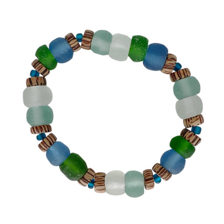 Bracelet élastique en perles de bois et verre de mer recyclé mélangé pour la vente par Maka Imports