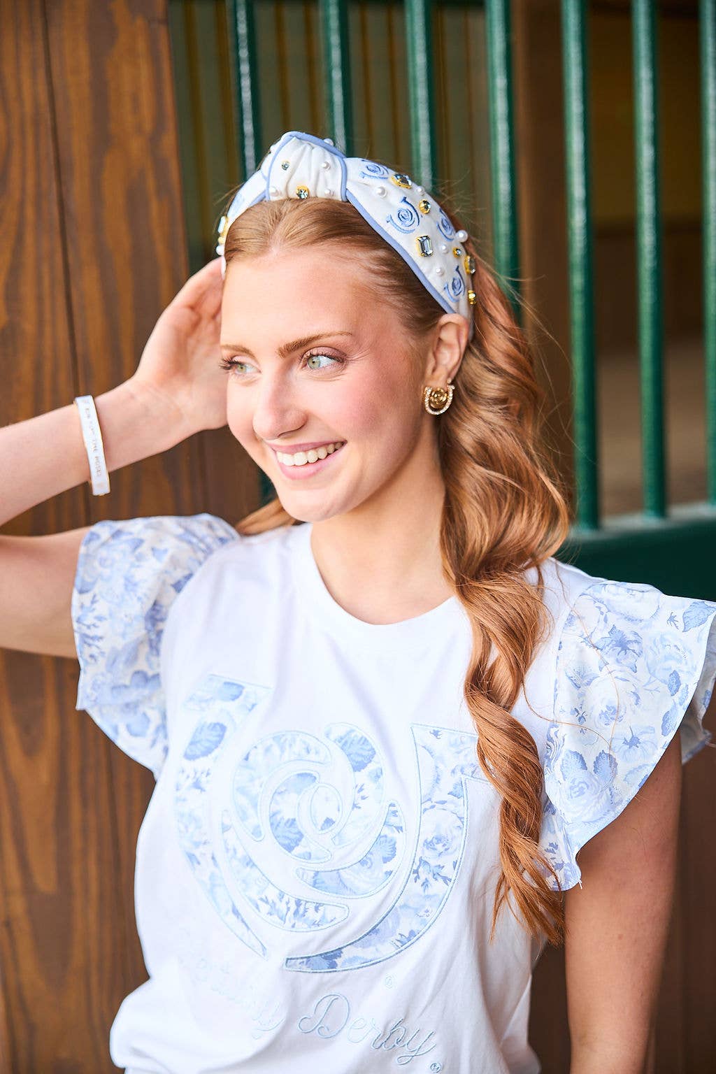 Brianna Cannon - Vente T-shirt sérigraphié – femme - Kentucky Derby® x LAURA ASHLEY T-shirt à volants bleu Quartet1