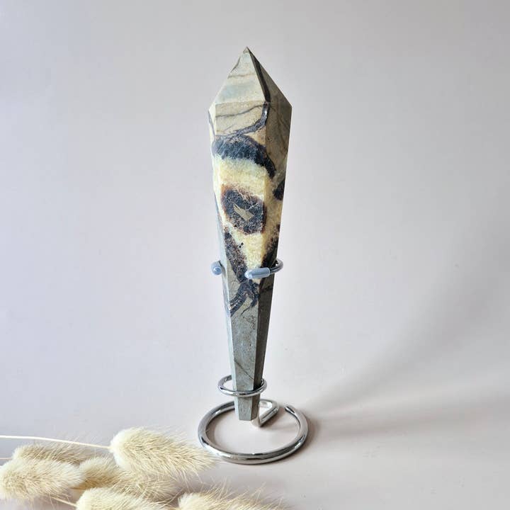 Scettro di Septaria in pietra preziosa su supporto (ca. 18–20 cm) per la vendita all'ingrosso da parte di Moonlight Gemstones