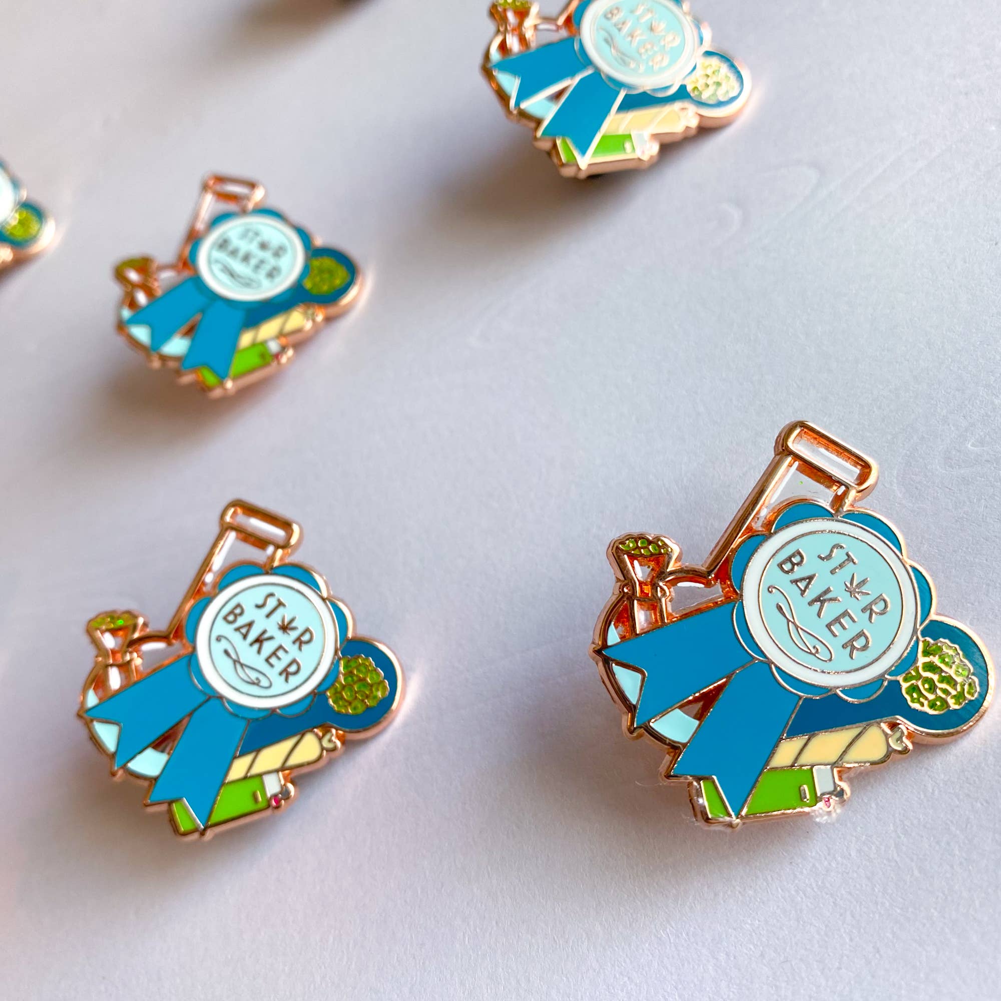 Chelzart - Vente Épinglettes/boutons - Épinglette Star Baker | Épinglette en émail Weed | 420 Friendly Accessory2