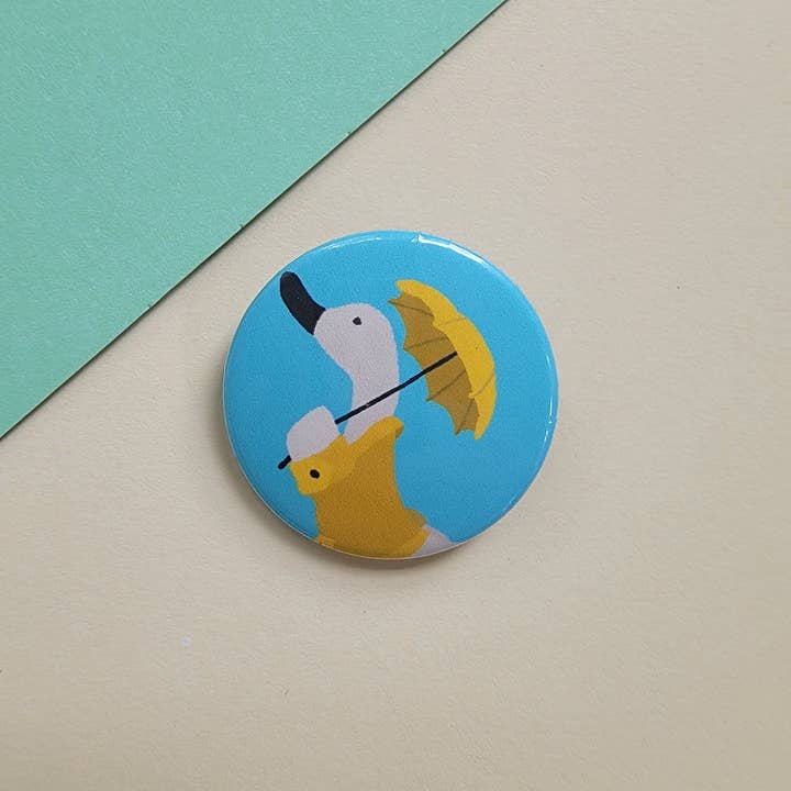 Brumbams Creations – Großhandel Anstecker/Button – Ente im gelben Regenmantel mit Schirmknopf