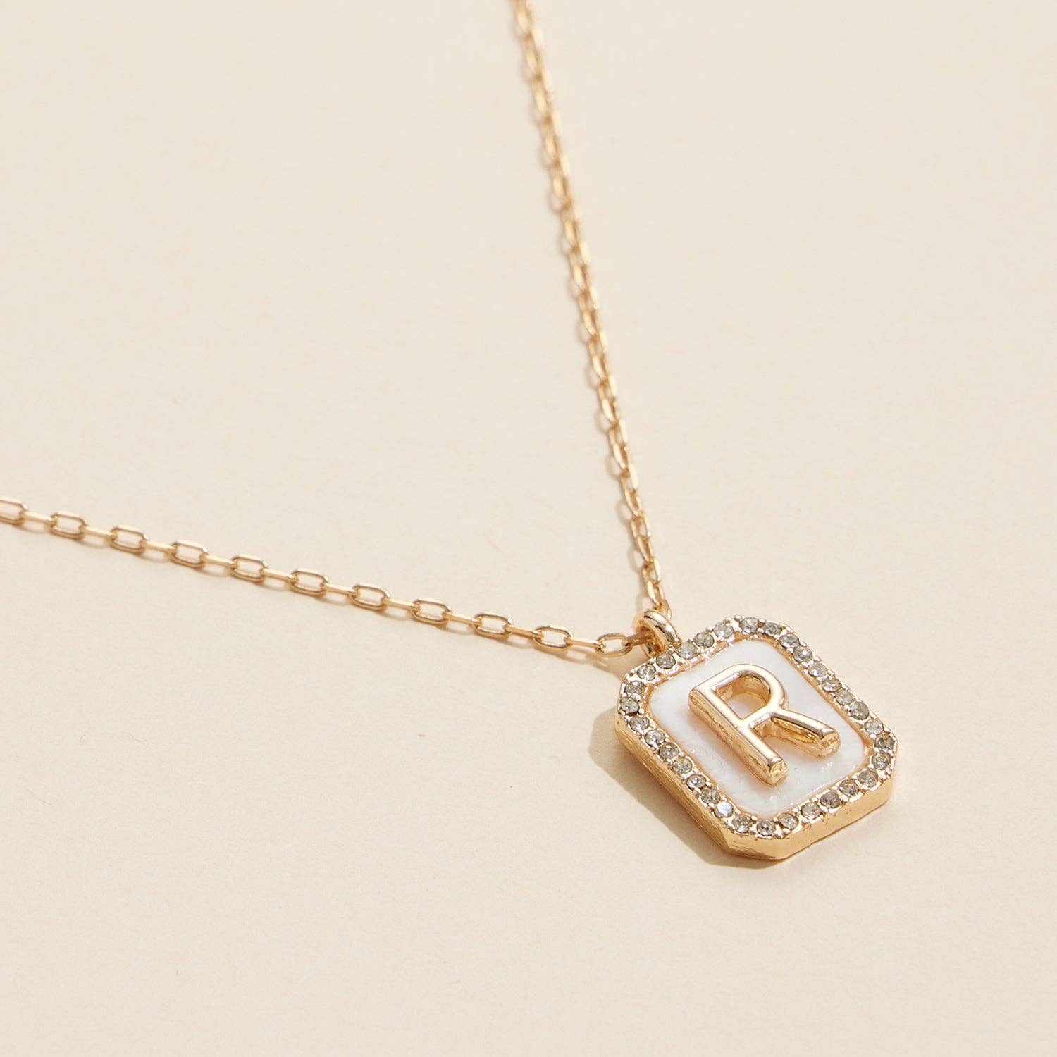 16 ACTIFS Lot de 16 colliers courts à breloques Initial Shell en vente sur Faire3