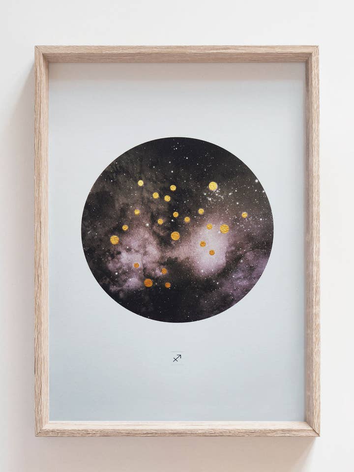 Impression artistique de la constellation du zodiaque SAGITTAIRE avec étoiles dorées peintes à la main pour la vente par Angela Britton