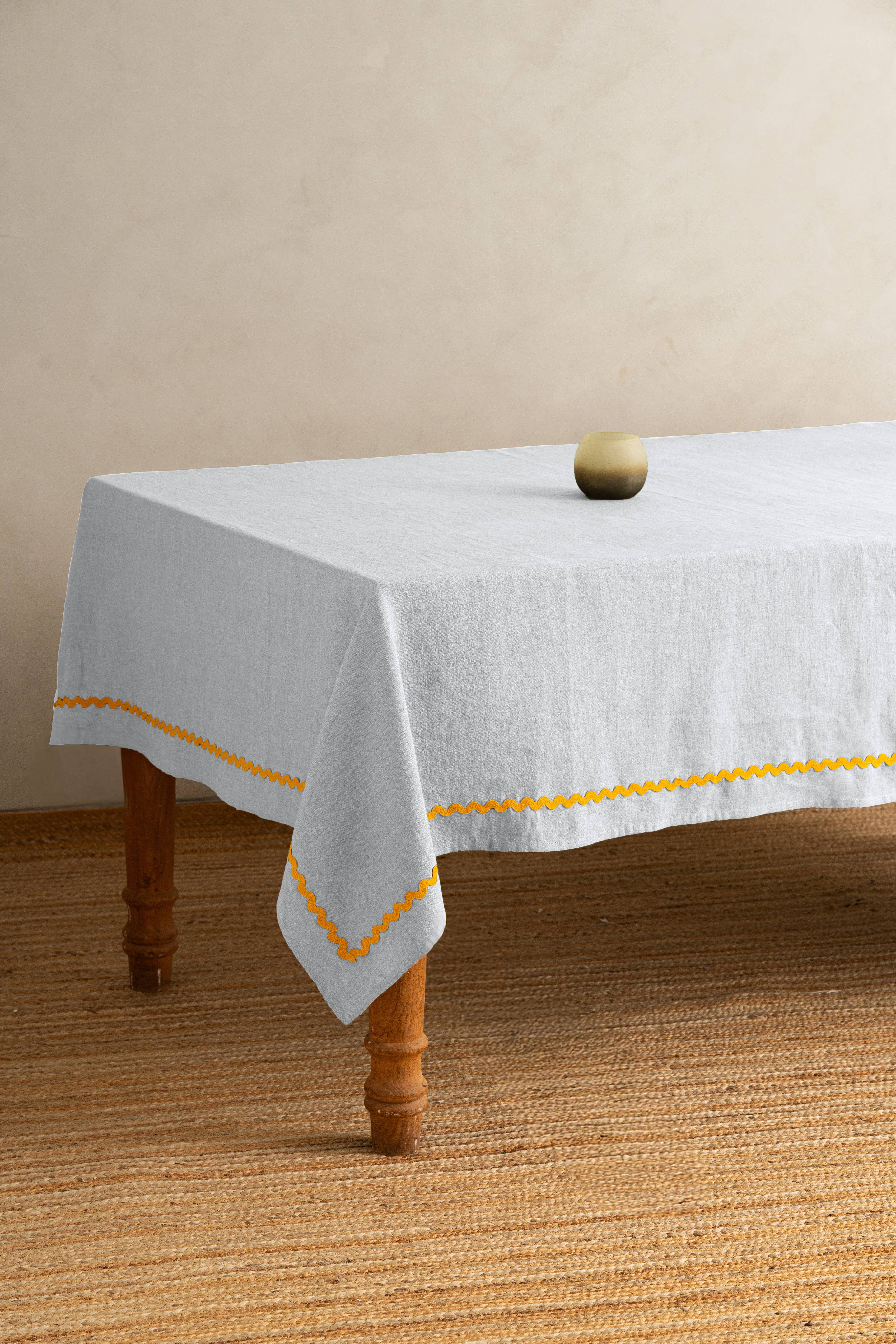 Live Linen - Vente Nappes - Nappe en lin jaune minimaliste en dentelle – Usage quotidien4