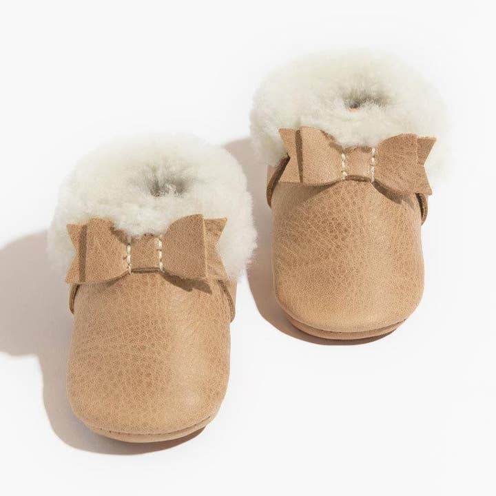 Vejrbidt brun shearling sløjfe babysko for engroshandel hos Freshly Picked
