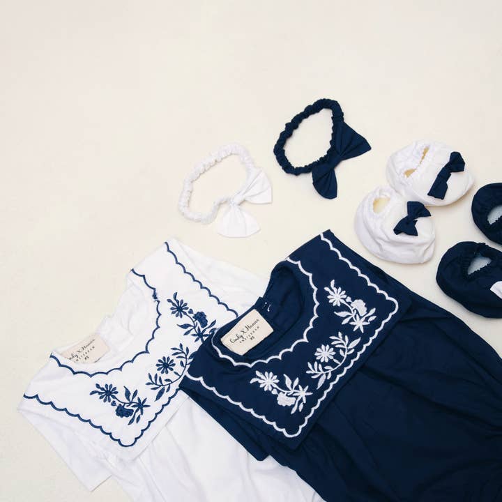 CindyxHanna – wholesale Klädesset - Baby – Nyfödd set med broderad babybody, tossor och hårband4