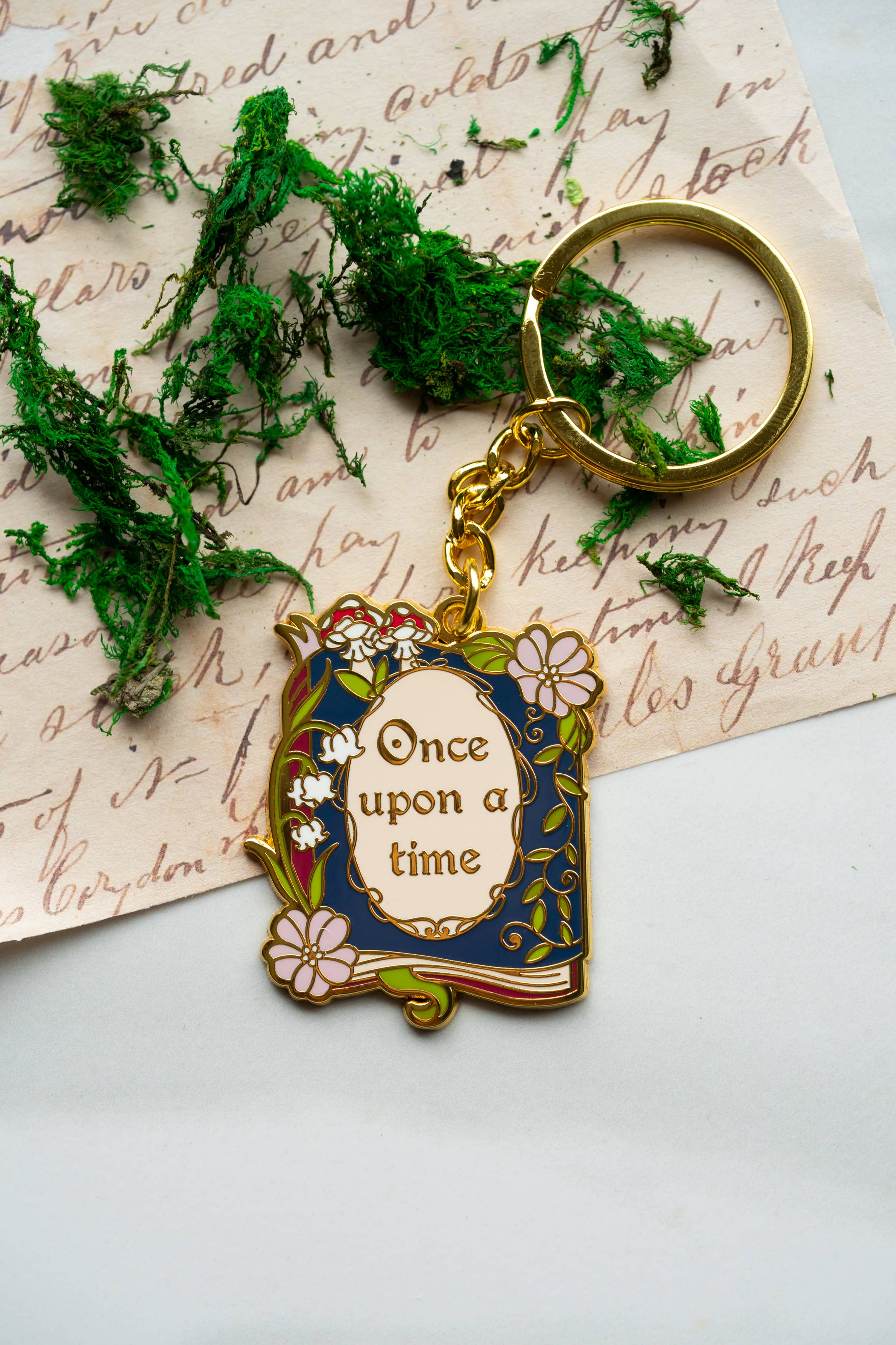 The Bookish Atelier - Vendita all'ingrosso Portachiavi - Donna - Portachiavi in smalto C'era una volta, amante dei libri e della lettura1