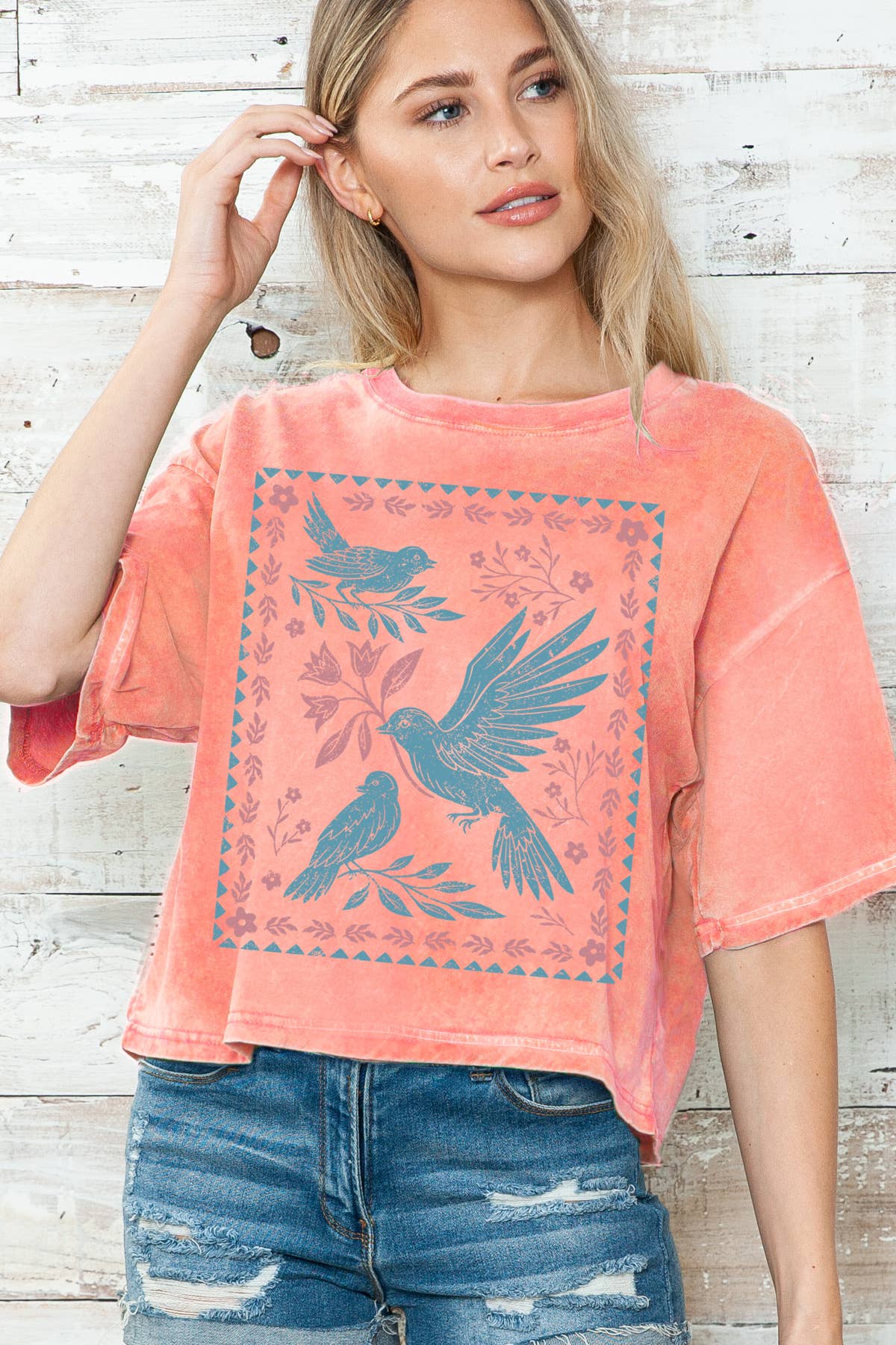 Amused by Blue – T-shirt estampada - Mulher por atacado – Top Curto com Estampa Gráfica de Pássaro para Mulheres em Lavagem Mineral1