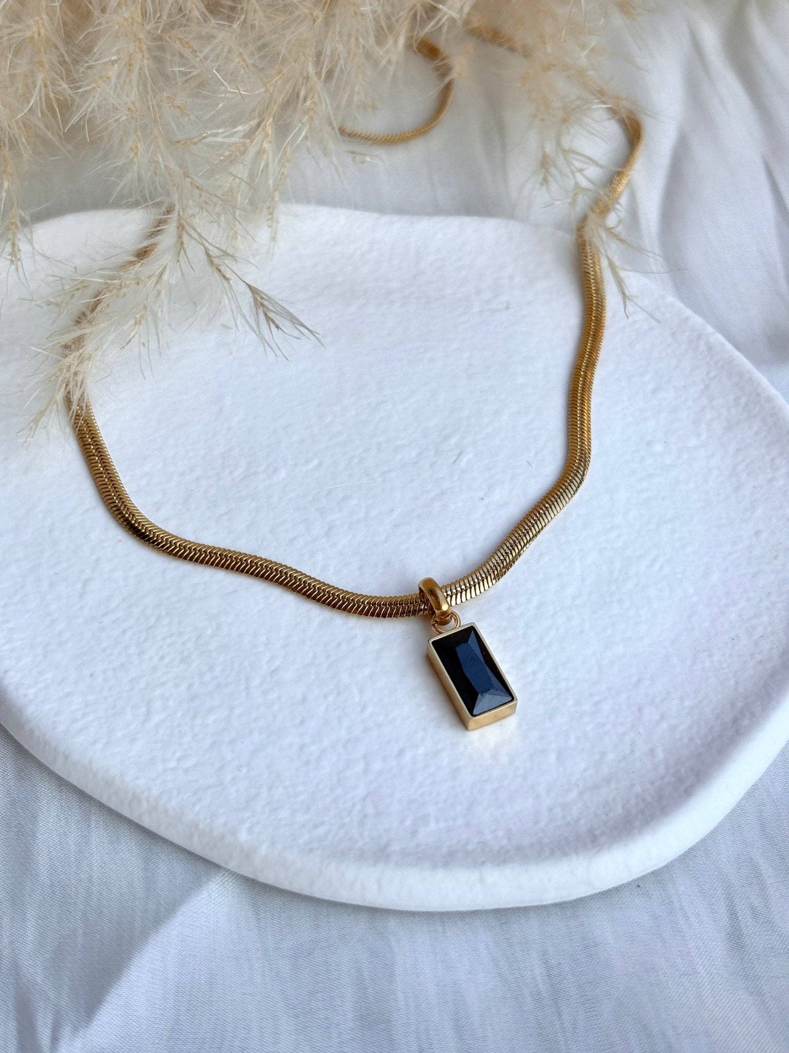 DUESTELLE ITALIA – wholesale Pendant/charm necklace – Eclipse Noir - Necklace with black rectangular pendant1