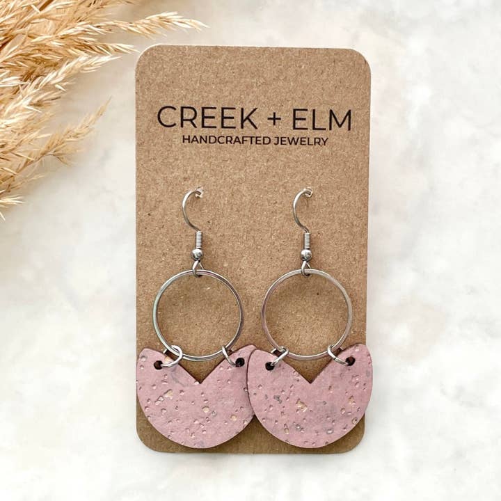 Amelia Cork +Loop Akzent baumelnde Ohrringe - Blassrosa für den Großhandel von Creek and Elm