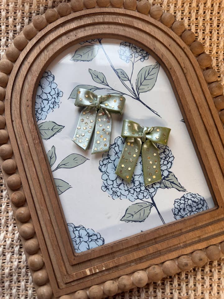 Stern-Konfetti Grüne Schleifen | Handgefertigte Ohrringe aus Polymer-Ton für den Großhandel von Watch Me Bloom