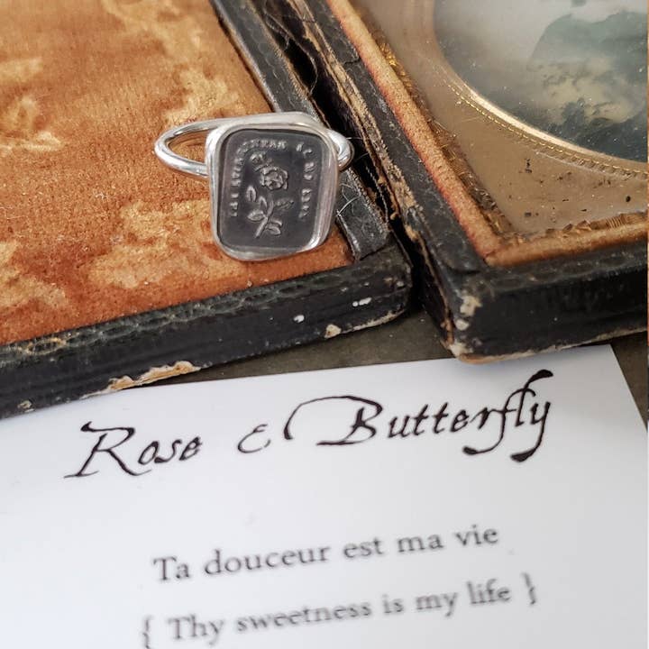 Plum and Posey - Vendita all'ingrosso Anelli con sigillo - Anello di sigillo cerato con rose e farfalle3