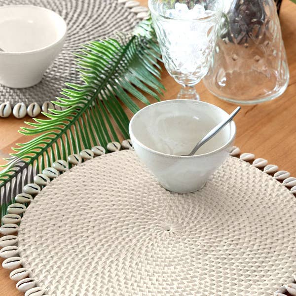 Bali Harvest - Venta al por mayor Manteles individuales - Mantel individual de ratán con concha de cowrie, color blanco1