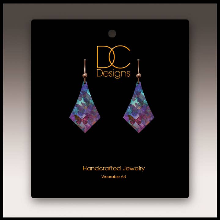 Illustrated Light & DC Designs – wholesale Hängande örhängen – Lila fjärilsmönster dinglande handgjorda örhängen1