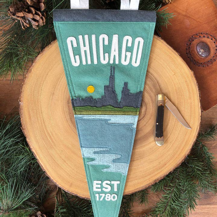 Fanion bleu marine pour la vente par Yoho & Co.