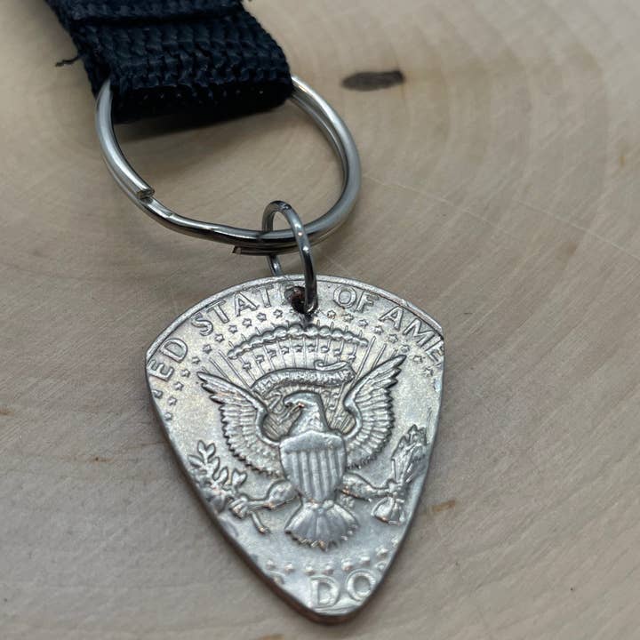 Mountainstruck Coin Rings and Jewelry – Großhandel Schlüsselanhänger – Unisex – Gitarrenplektrum U.S. Half-Dollar-Schlüsselanhänger